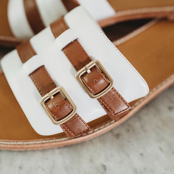 Bettye Muller New York Karson Flat Buckle Sandals sz 10 M Leather Retailed $199 - Picture 3 of 4